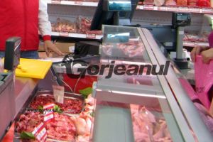 Activitate suspendată pentru o carmangerie şi sechestru pe sute de kilograme de carne