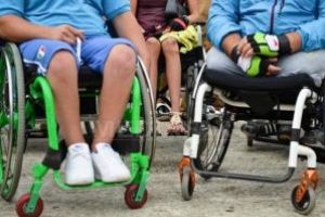 Guvernul acordă alocaţii lunare, de până la 750 lei, pentru asistenţii care îngrijesc persoane cu handicap/ Centrele rezidenţiale, finanţate de stat