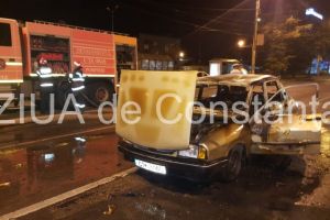  Incendiu auto in municipiul Constanta in fata la Kaufland. Intervin pompierii de la ISU Dobrogea. Masina a fost complet distrusa