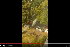 Asta-i România! Bătaie generală pentru că un tânăr a vrut să sară rândul la tuns (VIDEO)