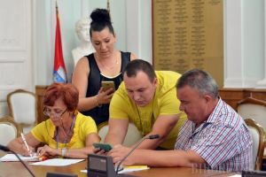Regulamentul locurilor de joacă. Orădenii din Ioşia sunt revoltaţi de gălăgia provocată de părculeţul din strada Lăpuşului (FOTO)