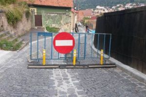 Primăria Braşov amendată cu 3.000 de lei pentru sensurile duble din Șchei