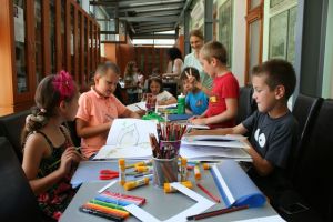 Artzooka, preferata copiilor care lucrează în „Fabrica de idei estivale” de la Bibliotecă (FOTO)
