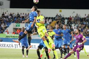 Desfasurare impresionanta la meciul de fotbal dintre FC Viitorul si FC Union Luxemburg din Europa League. Zeci de jandarmi asigura masurile de ordine