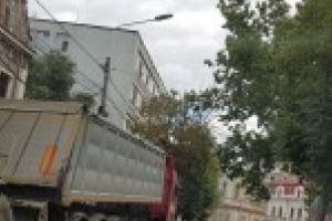 Lucrarile de asfaltare din oras ingreuneaza atat traficul pietonal cat si cel rutier