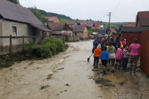 Ajutor pentru locuitorii din Vânători, afectaţi de inundaţii