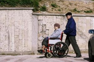 Asistentul care îngrijeşte un adult cu handicap grav va primi, pe lângă salariu, o alocaţie lunară de 600 de lei pe lună