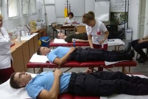 Aproape 50 DE ELEVI ai Școlii Naţionale de Pregătire a Agenţilor de Penitenciare, secţia Arad, au DONAT SÂNGE (FOTO)