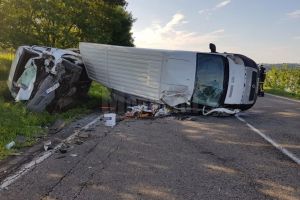 Carambol cu trei microbuze răsturnate pe E 85, la iazurile de la Fălticeni