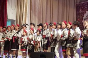 Ansamblul „Mlădiţe Bucovinene” de la Şcoala Gimnazială Nr. 8 Suceava, premiat la Cernăuţi