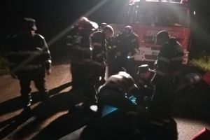 Pompierii au MUNCIT toată NOAPTEA pentru a EVACUA apa care a INUNDAT satul Lalaşinţ