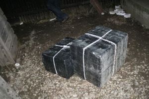 Poliţişti de frontieră, contrabandişti de ţigări cu maşina MAI