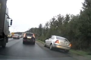 Accident provocat de un şofer inconştient! A depăşit o coloană de maşini