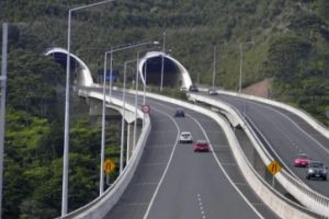 Incendiu la un autoturism pe Autostrada Sebeş-Sibiu. Pompierii intervin