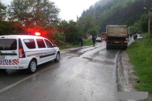 Un copil de 11 ani a fost rănit în trafic, după ce o autoutilitară a izbit autoturismul în care se afla
