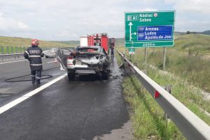 FOTO – Incendiu auto pe autostrada Sibiu – Deva