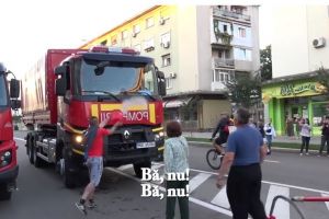 Două maşini de pompieri, întoarse din drum de protestatari