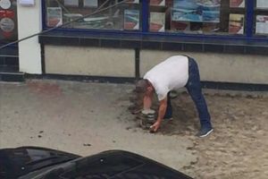 FOTO. INCREDIBIL. Un sătmărean fură pavajul de pe Bulevardul I.C. Brătianu!