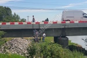 Trei bărbaţi şi o bormaşină au reluat lucrările la podul de la Valea Voievozilor