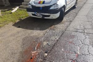 O maşină a Poliţiei a intrat într-un autoturism condus de o tânără care nu a acordat ...