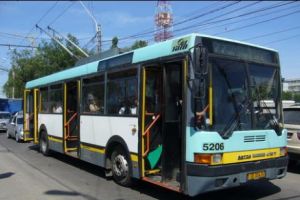 Scenă de COȘMAR în troleibuz. Dorea să ajungă până la Gara de NORD însă cursa s-a transformat într-o POVESTE de GROAZĂ