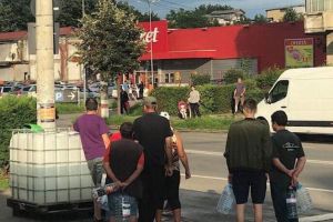 România de Centenar: Oraşul Bacău nu are apă, deloc, de cinci zile. Autorităţile distribuie apă menajeră cu cisterna