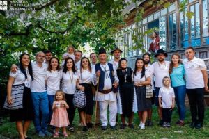 Povestea caselor albastre din Vâlcea. Cum reuşesc moştenitorii să salveze casele-minune ale străbunilor