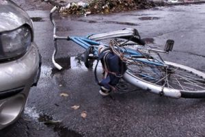 Biciclist lovit de masina in Ploiesti, pe strada Mihai Eminescu
