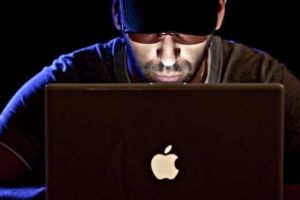 Puterea HACKERILOR asupra ROMÂNILOR. A apărut o nouă CAPCANĂ. Cum îţi poţi pierde toţi BANII pe INTERNET. Breaking News