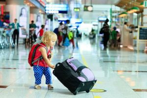 MRP: Care sunt noile condiţii în care românii pot călători în străinătate cu copiii minori