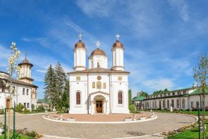 Posturi de PREOTI vacante la: Prundeni, Creţeni, Făureşti si Roşiile