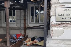 Au căzut ca SECERAŢI la „Sala pentru Căsătorii”. De acolo vine IMAGINEA ZILEI, la Arad