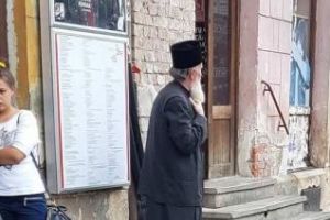 Normalitatea! Un cunoscut preot clujean fotografiat în timp ce aştepta autobuzul - FOTO