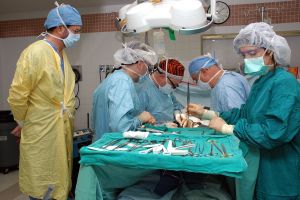 VIDEO. Primul transplant pediatric de cord din România, din acest an, la Târgu Mureş. Operaţia a durat şase ore