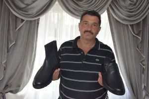 Nea Mihai Iarnă din ”Lumea Nouă” duce mai departe, din moşi-strămoşi, tradiţia meseriei de pantofar, ca pe o mică afacere de familie