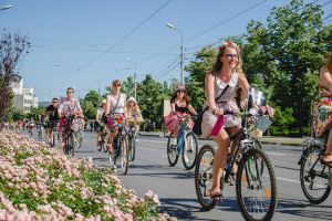 „Flori, ie şi pălărie” – Parada femeilor pe bicicletă, la prima ediţie, la Hunedoara