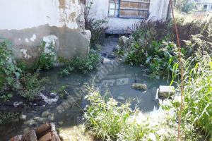 RĂCARI: Se reabilitează termic trei scări de bloc! Doar că nu au canalizare, iar mizeria se colectează în subsoluri