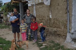 FOTO. O familie cu trei copii trăieşte într-o casă cu lut pe jos. Proiectul salvatorilor, împotmolit!