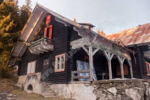 Un mic pas spre salvarea Cabanei Leaota! Proprietarul permite Asociaţiei Om pe Munte să igienizeze clădirea