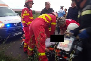 O maşină cu patru femei şi un copil s-a răsturnat în satul Dumbrava. O persoană e grav rănită (FOTO)