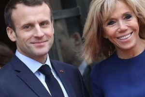 Brigitte MACRON, în costum de baie! Nu, nu e din tinereţe!