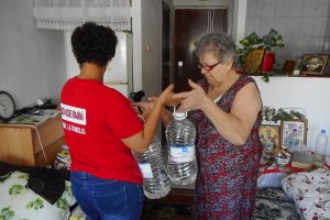 Crucea Roşie distribuie apă bătrânilor
