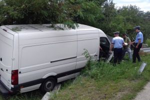 O autoutilitară s-a izbit de un cap de pod