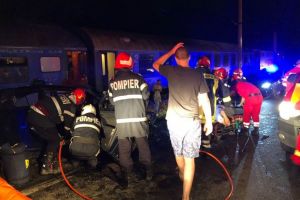 Nenorocirea noptii in Romania. Accident teribil. Doua masini s-au ciocnit, iar una a fost aruncata in fata unei locomotive