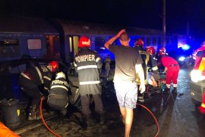 Accident ÎNGROZITOR! Două maşini s-au lovit, una ajungând SUB ROŢILE TRENULUI (FOTO + VIDEO)