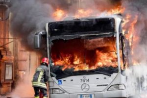 AUTOBUZUL GROAZEI. Un autobuz a luat FOC în MERS. 13 PERSOANE sunt GRAV RĂNITE