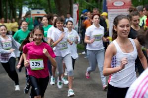 Aleargă la crosul „Împreună pentru 2030”, în Parcul Tractorul