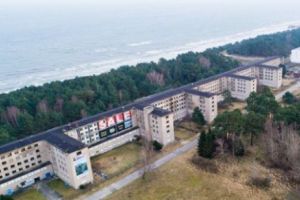 SEJUR la HOTELUL DE 5 KILOMETRI AL LUI HITLER. Megaconstrucţia NAZIȘTILOR tocmai a devenit RESORT 
