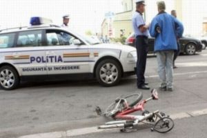 Biciclist rănit grav după ce a fost lovit cu portiera de un şofer neatent