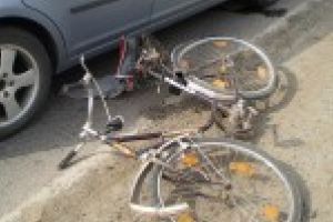 Biciclist acrosat de un sofer neatent